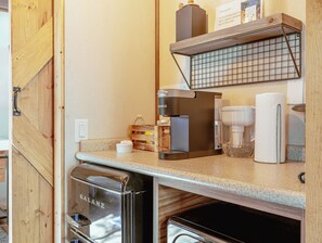 Hytte – deluxe, 1 soverom, kjøleskap og mikrobølgeovn, utsikt mot innsjø | Sengetøy