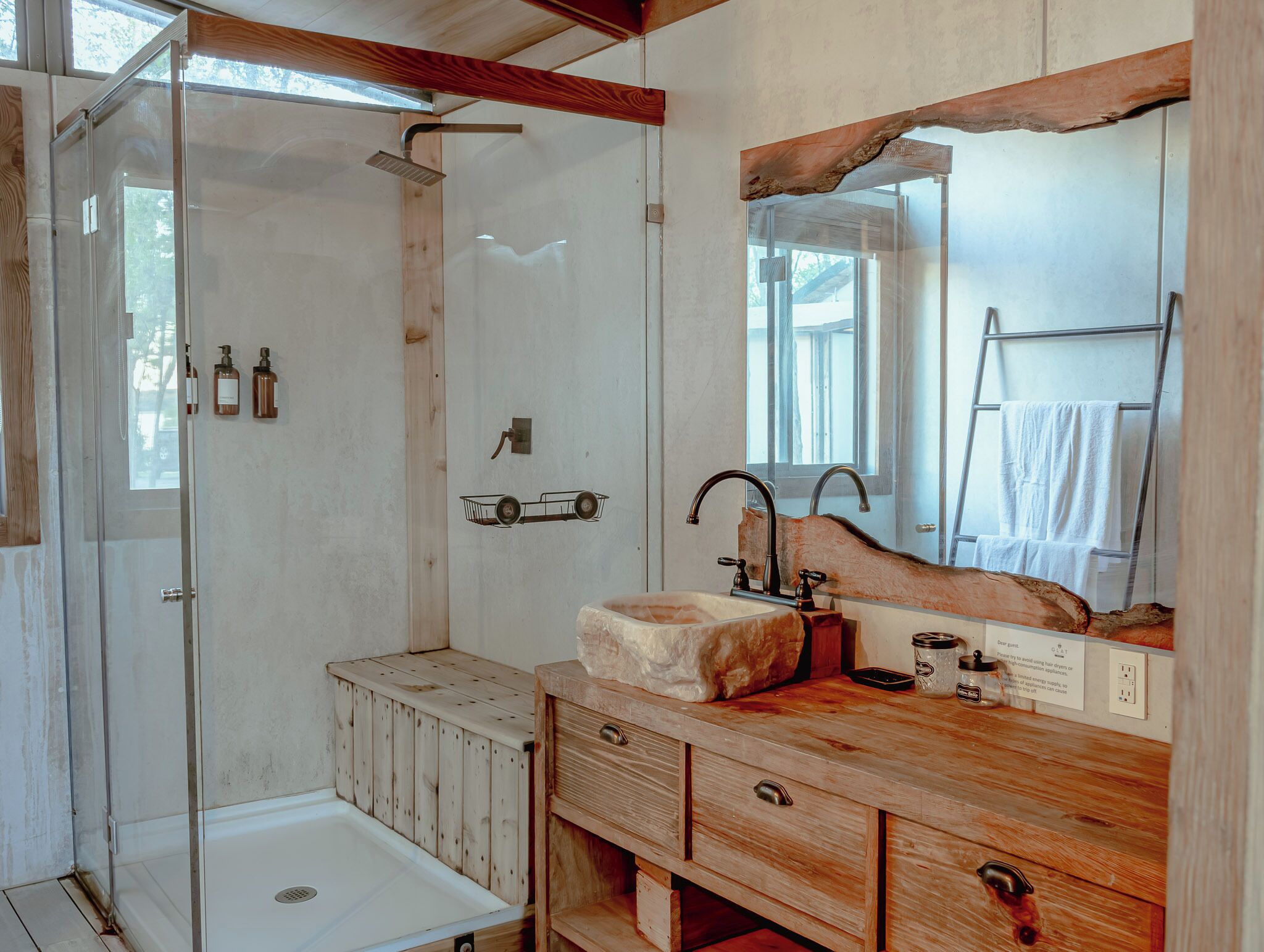 Deluxe huisje, 1 slaapkamer, airconditioning, uitzicht op meer | Badkamer | Gratis toiletartikelen, handdoeken, zeep, shampoo