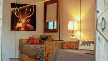 Deluxe Cabin, 1 Bedroom, Air conditioning, Lake View | Bed sheets