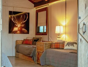 Hytte – deluxe, 1 soverom, aircondition, utsikt mot innsjø | Sengetøy