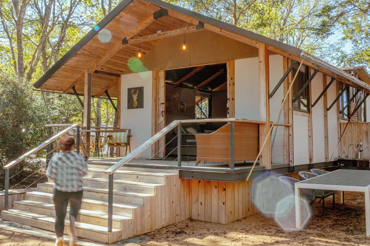 Hytte – deluxe, 1 soverom, kjøleskap og mikrobølgeovn, utsikt mot innsjø | Sengetøy