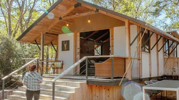 Deluxe Cabin, 1 Bedroom, Refrigerator & Microwave, Lake View | Bed sheets