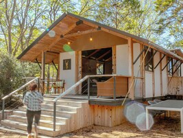 Deluxe Cabin, 1 Bedroom, Refrigerator & Microwave, Lake View | Bed sheets