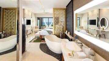 Een aparte badkuip en douche, gratis toiletartikelen, een haardroger