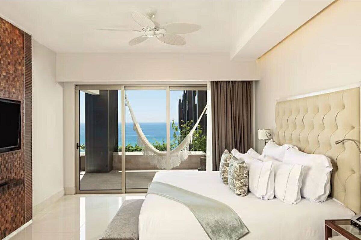 Suite, 2 habitaciones, servicio de limpieza, vista parcial al océano | Caja de seguridad en la habitación, cortinas blackout y insonorización