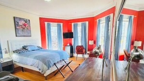 A modern bedroom with a bed, a desk, and a mirror. - Spacious room in Federal Hill, Downtown with a private bathroom. (Providence)
