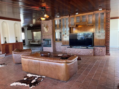 Casablanca Ranch - Unique 6 BR Home + Private Pool in Hondo