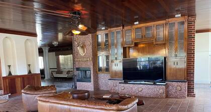 Casablanca Ranch - Unique 6 BR Home + Private Pool in Hondo