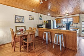 Dining - Pet-friendly 2BR beach house w/ fenced yard, walk to beach, budget-friendly (North Myrtle Beach)