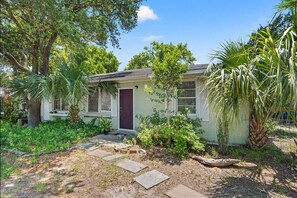 Exterior - Pet-friendly 2BR beach house w/ fenced yard, walk to beach, budget-friendly (North Myrtle Beach)