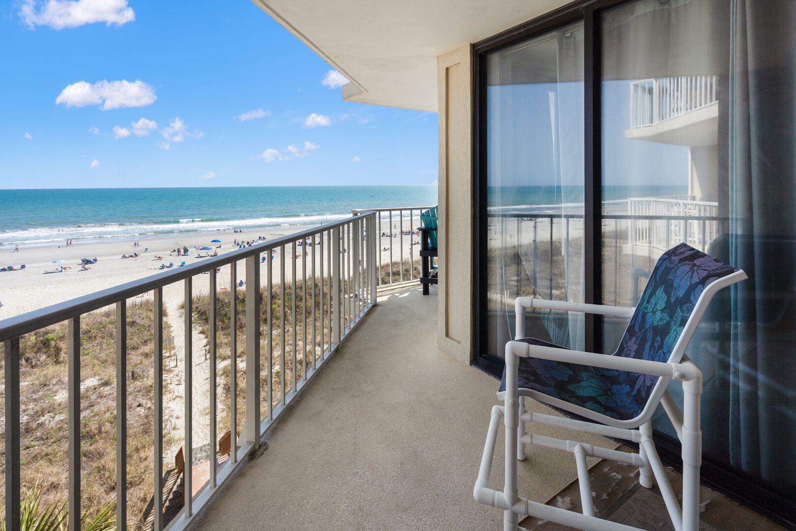 Een balkon met uitzicht op het strand en de oceaan.