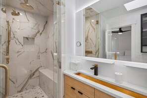 Shower, jetted bath, hair dryer, towels - Aspen Townhouse West Unit 1 | Fully Renovated & Steps from Downtown (Aspen)