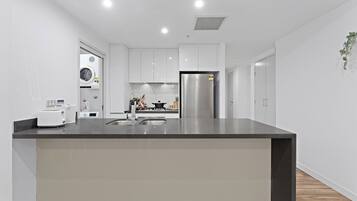 Lemari es, microwave, oven, dan kompor