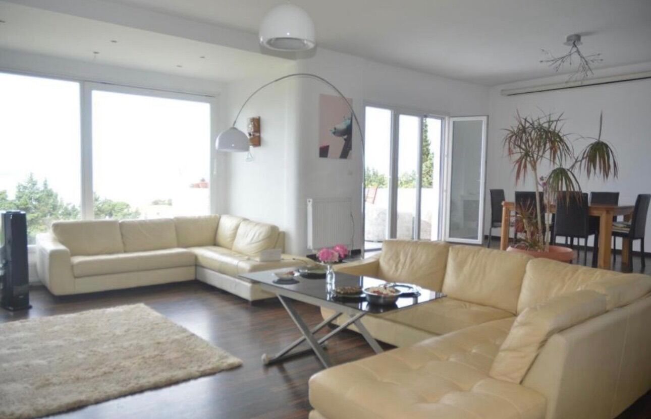 Televisión, chimenea y estéreo 