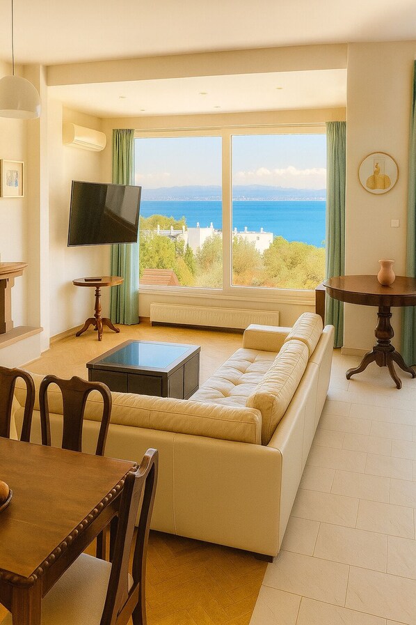 TV, fireplace, stereo - 3 Bed Villa - Sleeps 12 - Pets - Pool - Hot Tub (Drosia)