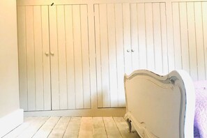 2 bedrooms, WiFi, bed sheets - Mews Cottage off Marlborough High Street (Marlborough)