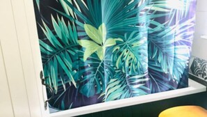 A bathroom with a shower curtain featuring a tropical leaf pattern. - Mews Cottage off Marlborough High Street (Marlborough)