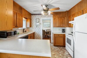 冷蔵庫、電子レンジ、オーブン、コンロ