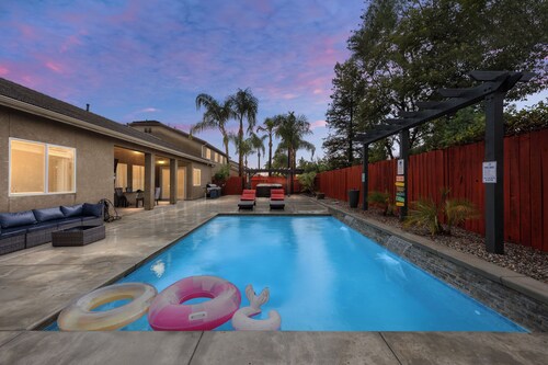Luxury Escape on Mondego Dr – Pool, Spa & Pool Table