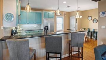 Een koelkast, een magnetron, een oven, een kookplaat