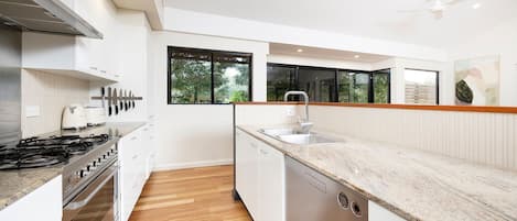 Kylskåp, mikrovågsugn, ugn och spishäll