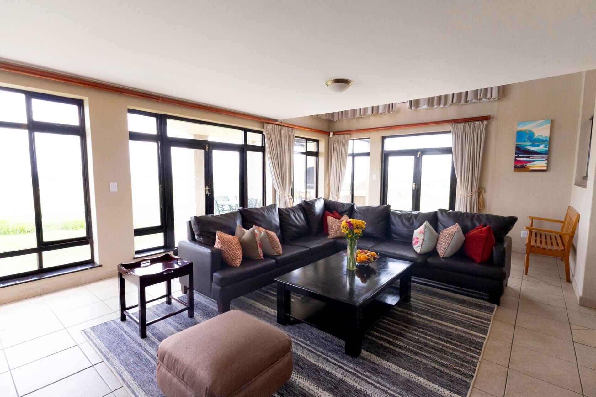 Una Smart TV, una mesa de tenis de mesa