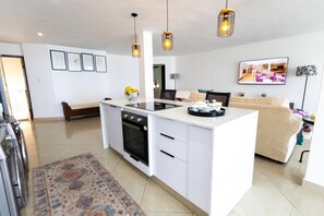 Réfrigérateur, micro-ondes, four, plaque de cuisson