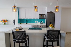 Frigorifero, microonde, forno, piano cottura