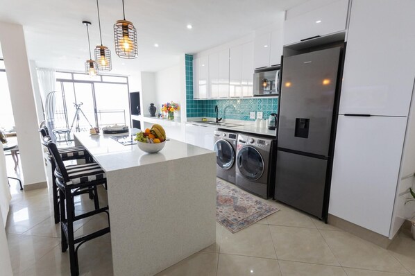 ثلاجة، ميكروويف، فرن، موقد طهي مسطح