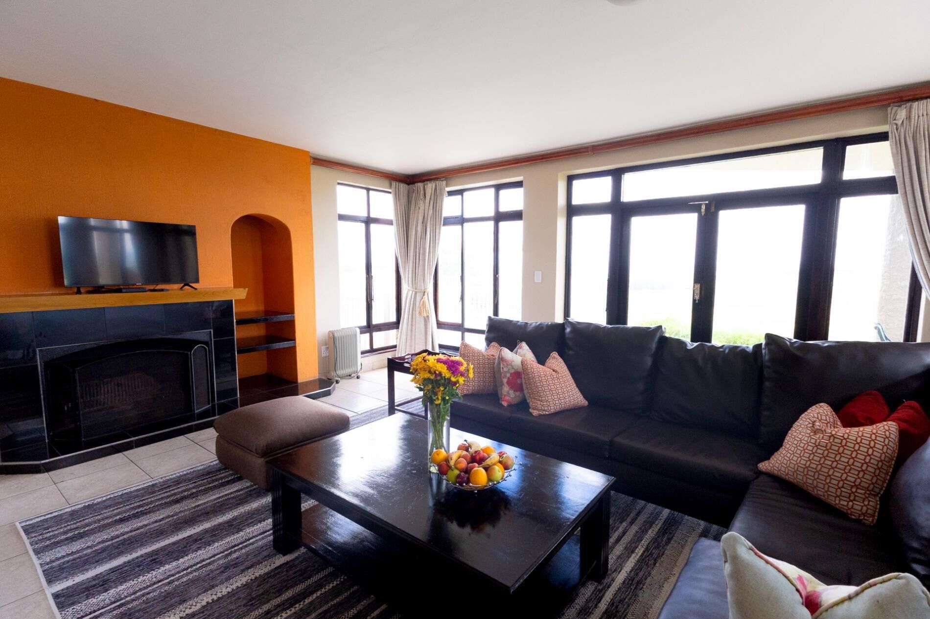 Een smart-tv en een tafeltennistafel