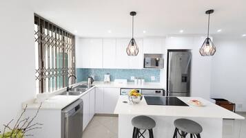 Geladeira, micro-ondas, fogão, cooktop