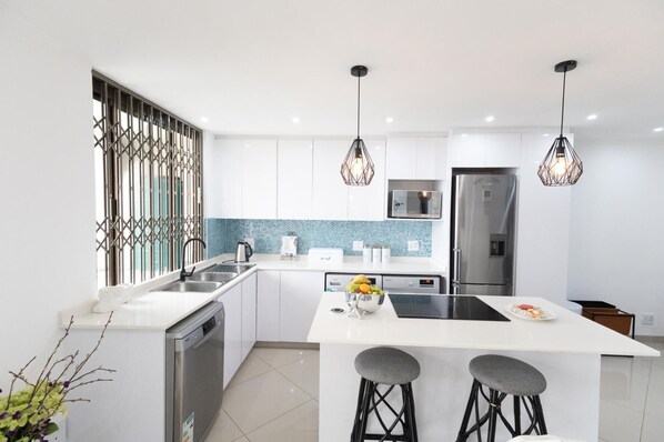 Geladeira, micro-ondas, fogão, cooktop