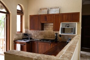 ثلاجة، ميكروويف، موقد طهي مسطح، غسالة أطباق