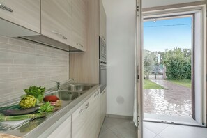 Fridge, microwave, oven, stovetop - Casa Nadia 1.2 Km from Sea/Near Hospital, Marina di Massa, Italy (Marina di Massa)