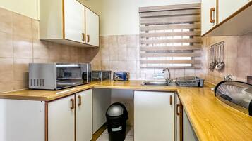 Een koelkast, een magnetron, een oven, een kookplaat