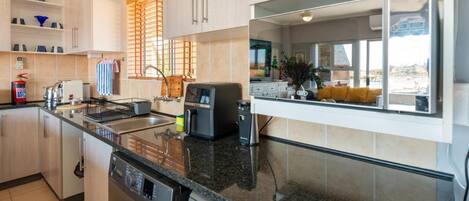 KĂŒhlschrank, Mikrowelle, Ofen, Herdplatte