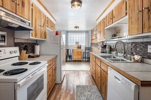 冷蔵庫、電子レンジ、オーブン、コンロ