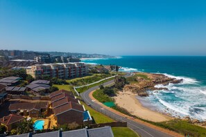 On the beach - Coastal Comfort | Balcony | Pool | Sea Views (Margate)