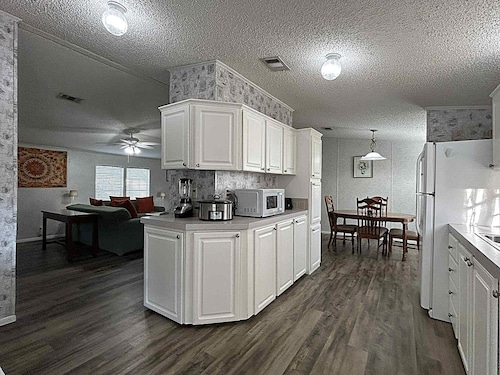 Commonwealth Winsome Cabana Just South of Daytona Beach, Florida Near the water!