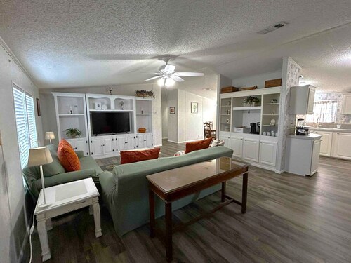 Commonwealth Winsome Cabana Just South of Daytona Beach, Florida Near the water!