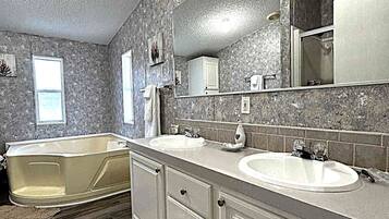 Hårtork, handdukar, tvål och toalettpapper