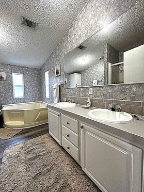 Hårtork, handdukar, tvål och toalettpapper