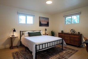 3 bedrooms, desk, iron/ironing board, travel cot - Central Park Mid-Century Modern Dream (Midland)