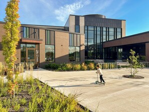 Exterior - Central Park Mid-Century Modern Dream (Midland)