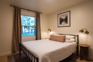 3 makuuhuonetta, työpöytä, silitysrauta/-lauta, vauvan matkasänky