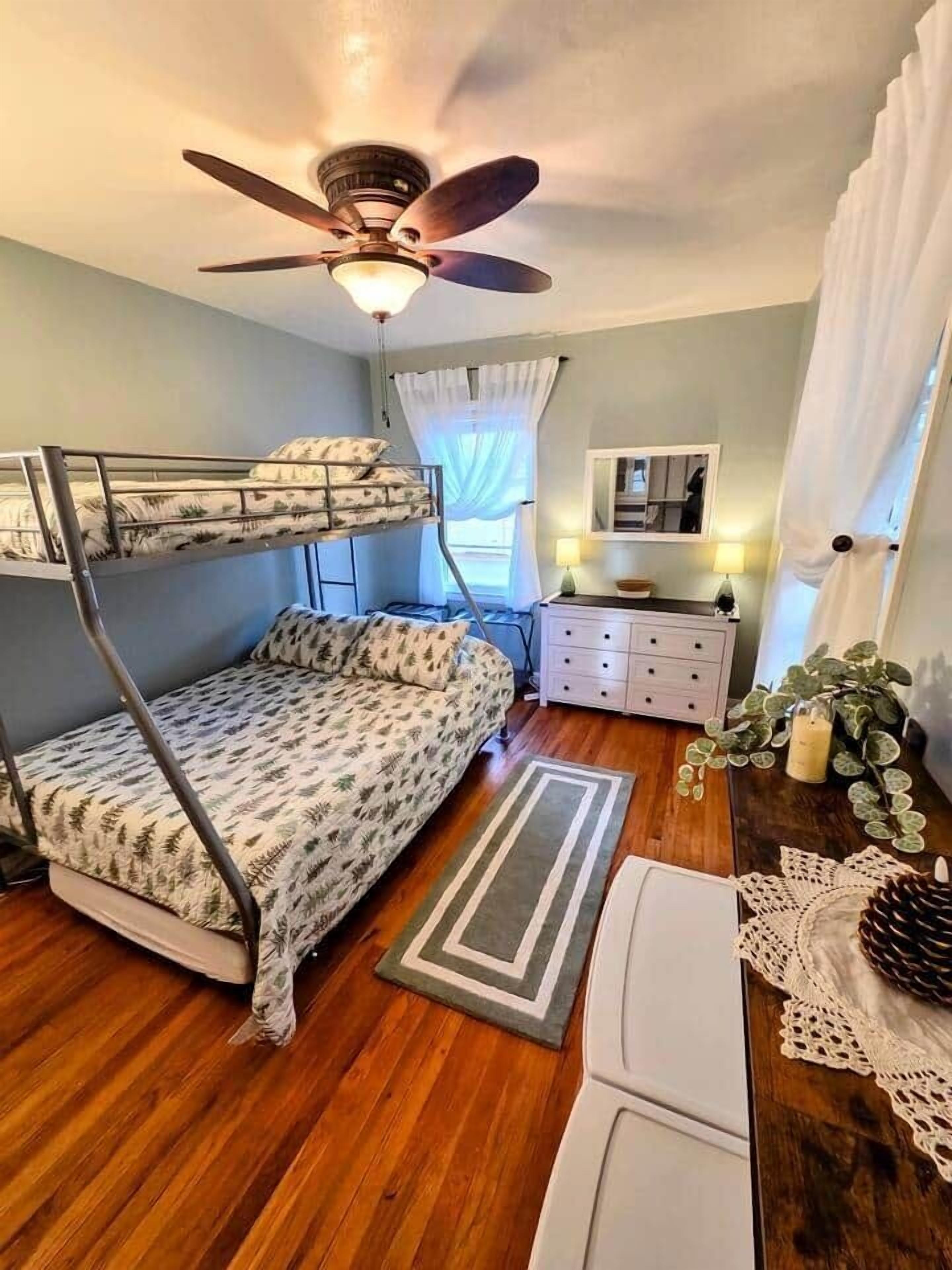 3 bedrooms, desk, iron/ironing board, free WiFi