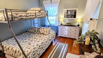 3 bedrooms, desk, iron/ironing board, free WiFi