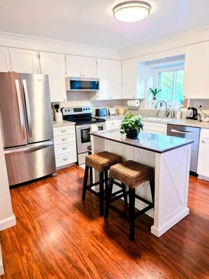 ثلاجة، ميكروويف، فرن، موقد طهي مسطح