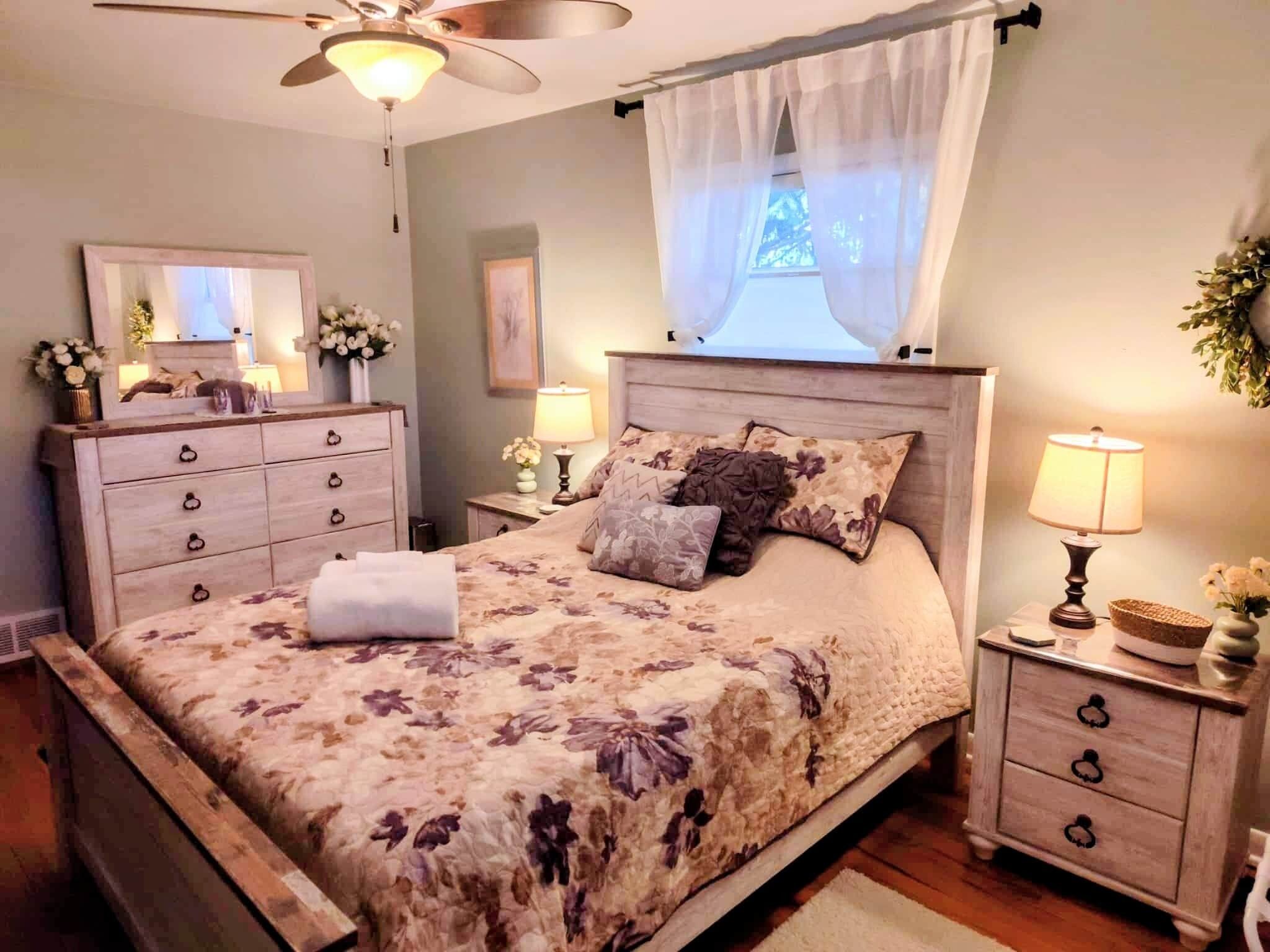 Een bureau, een strijkplank/strijkijzer, gratis wifi, beddengoed