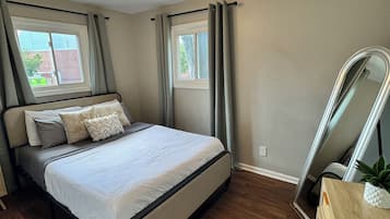 3 bedrooms, iron/ironing board, WiFi, bed sheets